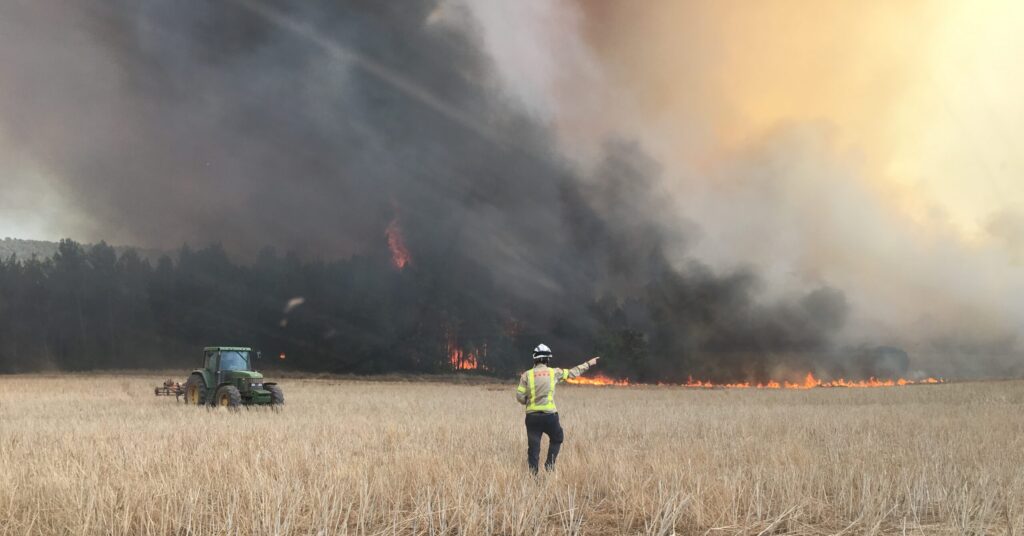 Maniobra atac directe tractor llaurant incendi cereal.