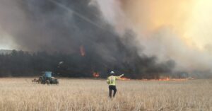 Maniobra atac directe tractor llaurant incendi cereal.