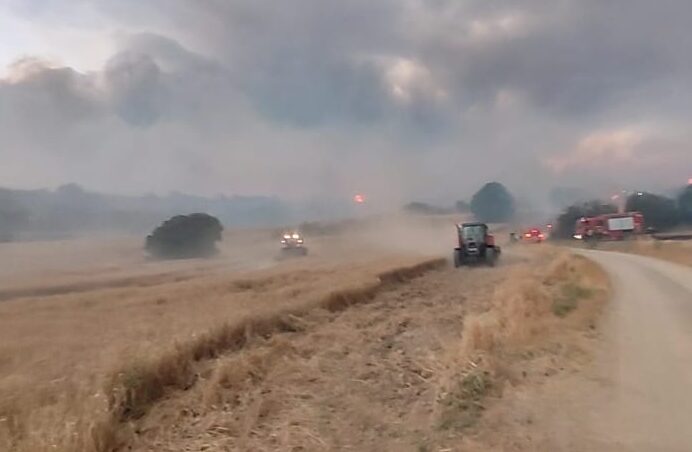 Imatge de tractors llaurant camps de cereal per segar a l'incendi de Torrefeta i Florejacs